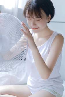 女生泳衣遮肚子